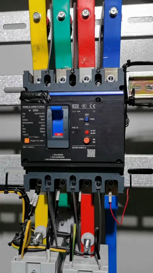 漏电保护开关跳闸,合闸前请按下那个小按钮没跳出来,是不是短路或者过...